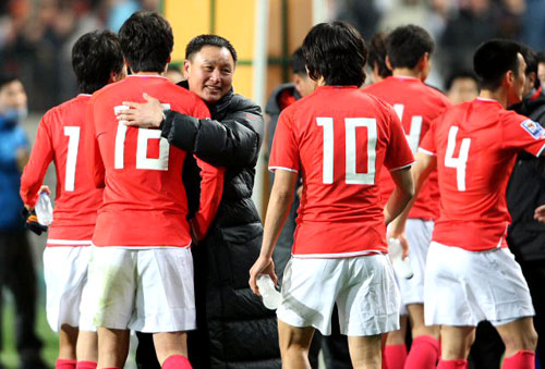 1일 저녁 서울월드컵경기장에서 열린 한국과 북한의 2010 남아프리카공화국 월드컵 아시아지역 최종예선에서 한국이 1:0으로 승리를 거둔 후 허정무 감독이 선수들을 격려하고 있다. 