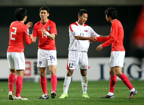 1일 저녁 마포구 상암동 서울월드컵경기장에서 열린 한국과 북한의 2010 남아프리카공화국 월드컵 아시아지역 최종예선에서 한국이 1:0으로 승리 후 북한 정대세 등 양팀 선수들이 악수하고 있다. 