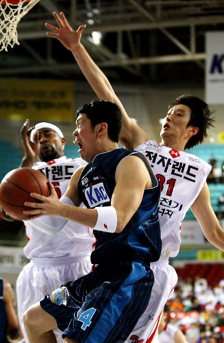 1일 인천 삼산체육관에서 열린 프로농구 플레이오프 전자랜드-KCC의 경기에서 KCC 추승균이 상대 수비를 뚫고 레이업슛을 시도하고 있다. 