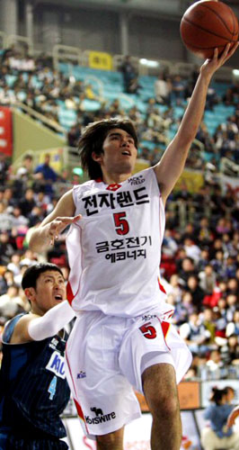  1일 인천 삼산체육관에서 열린 프로농구 플레이오프 전자랜드-KCC의 경기. 전자랜드 정병국이 레이업슛을 하고 있다. 