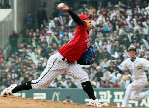  4일 오후 서울 잠실야구장에서 열린 2009 프로야구 두산과 기아의 개막전에서 기아의 선발투수 윤석민이 투구하고 있다. 
 