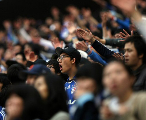   4일 서울 상암동 월드컵경기장에서 열린 프로축구 FC서울과 수원삼성의 경기에서 수원삼성의 팬들이 응원하고 있다. 