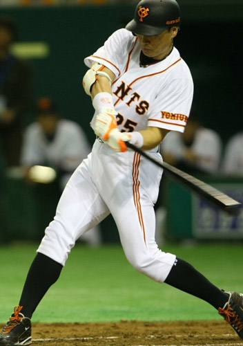    4일 오후 일본 도쿄돔에서 열린 일본 프로야구 요미우리 자이언츠 대 히로시마 도요 카프의 경기 2회말 1사 상황에서 요미우리 이승엽이 시즌 첫 홈런을 날리고 있다. 