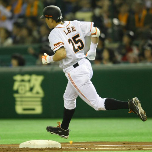   4일 오후 일본 도쿄돔에서 열린 일본 프로야구 요미우리 자이언츠 대 히로시마 도요 카프의 경기 2회말 1사 상황에서 요미우리 이승엽이 시즌 첫 홈런을 날린 뒤 1루를 돌고 있다. 