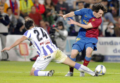5일(한국시간) 스페인 바야돌리드에서 열린 프리메라리가 바야돌리드와 바르셀로나의 경기에서 리오멜 메시가 상대 수비수 이냐키 베아와 볼 경합을 벌이고 있다. 