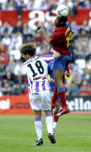 5일(한국시간) 스페인 바야돌리드에서 열린 프리메라리가 바야돌리드와 바르셀로나의 경기에서 바르셀로나 미드필더 케이타가 루비오와 공중볼 경합을 벌이고 있다. 