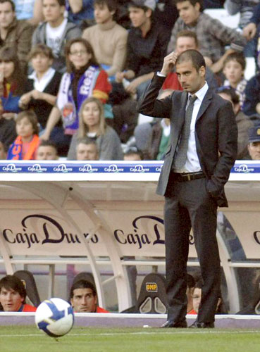 5일(한국시간) 스페인 바야돌리드에서 열린 프리메라리가 바야돌리드와 바르셀로나의 경기에서 호셉 과르디올라 바르셀로나 감독이 경기를 지켜보고 있다. 