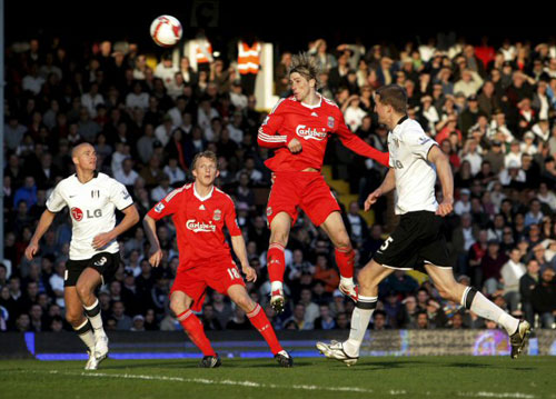 5일(한국시간) 런던 크레이븐코티지서 열린 리버풀과 풀럼의 프리미어리그 31라운드 경기에서 페르난도 토레스가 헤딩슛을 하고 있다. 