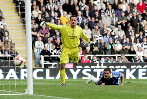 5일(한국시간)  뉴캐슬의 세인트 제임스 파크에서 치러진 2008-2009 잉글랜드 프로축구 프리미어리그 뉴캐슬과 첼시의 경기에서 프랭크 램퍼드의 슛을 놓친 스티브 하퍼가 공을 쫓고 있다. 