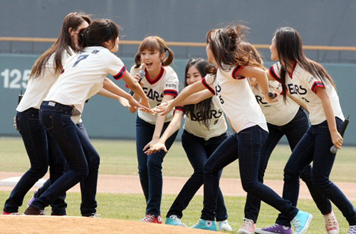 인기그룹 소녀시대가 5일 오후 두산 대 기아의 경기가 열리는 잠실야구장에서 축하공연으로 '힘내!'를 부르고 있다.
 