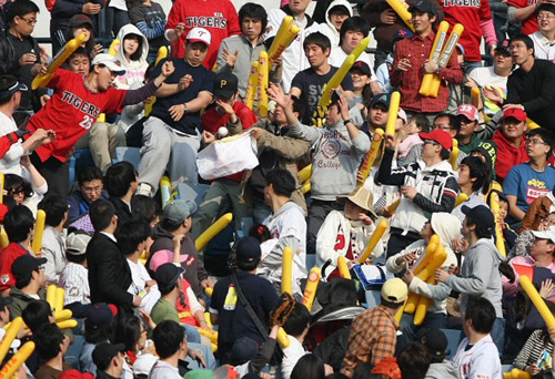 5일 오후 두산 대 기아의 경기가 열리고 있는 잠실야구장 관중석이 야구팬들로 가득찬 가운데 파울볼을 잡기 위해 관중들이 경쟁을 벌이고 있다.
 