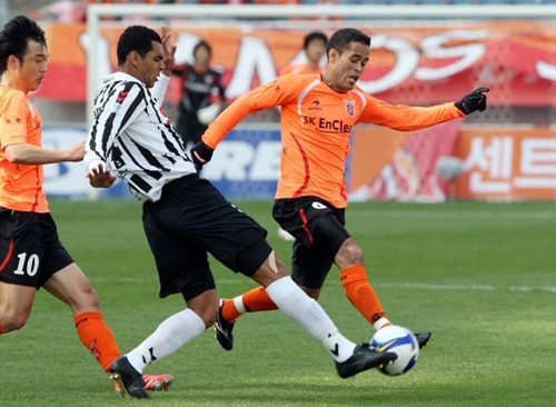 5일 오후 제주월드컵경기장에서 열린 프로추구 제주유나이티드와 경남FC의 경기에서 제주 히카도와 경남 호제리오가 공을 다투고 있다. 
