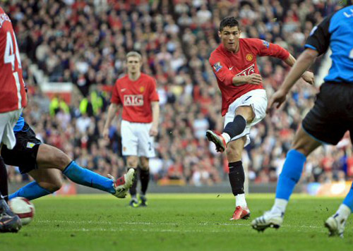  6일(한국시간) 새벽 영국 맨체스터 올드트래퍼드에서 치러진 맨유와 애스턴 빌라 2008-2009 잉글랜드 프리미어리그 31라운드 경기에서 크리스티아누 호날두가 두번째 동점골을 넣고 있다. 