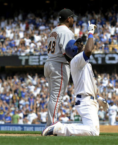 13일(현지시간) 미국 로스앤젤레스에서 열린 미국 프로야구(메이저리그) LA 다저스-샌프란시스코 자이언츠 경기에서 다저스 올랜도 허드슨(오른쪽)이 3루타를 친 후 하늘을 보며 기뻐하고 있다. 