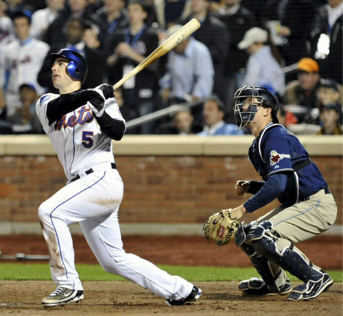 13일(현지시간) 미국 뉴욕에서 열린 미국 프로야구(메이저리그) 뉴욕 메츠-샌디에이고 파드리스 경기에서 메츠 데이빗 라이트(왼쪽)가 3점 홈런을 치고 있다. 