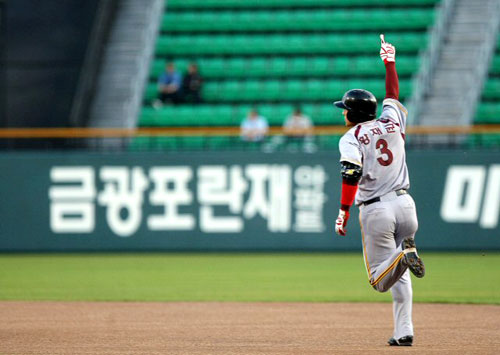 14일 서울 잠실야구장에서 열린 프로야구 두산과 히어로즈의 경기에서 1회 초 1사 히어로즈 황재균이 두산 김선우의 공을 받아쳐 선취 솔로 홈런을 날리고 베이스를 돌며 환호하고 있다. 