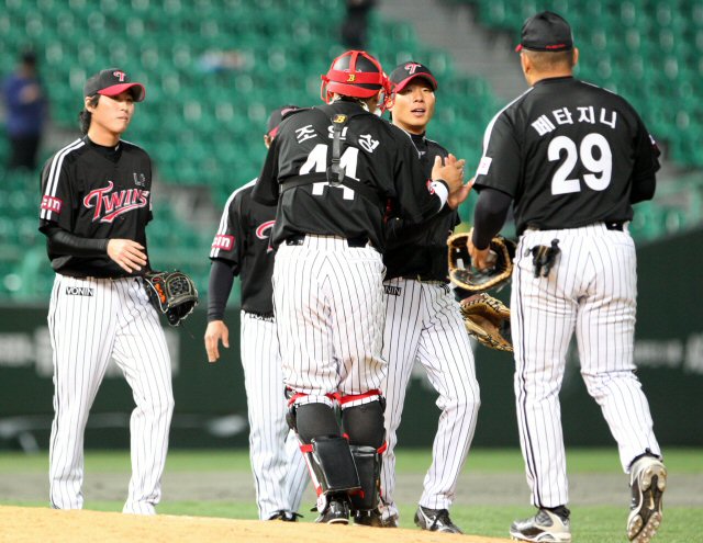 14일 인천 문학구장에서 열린 프로야구 SK 와이번스-LG 트윈스의 경기. LG 선수들이 7-3으로 이기고 기쁨을 나누고 있다. 