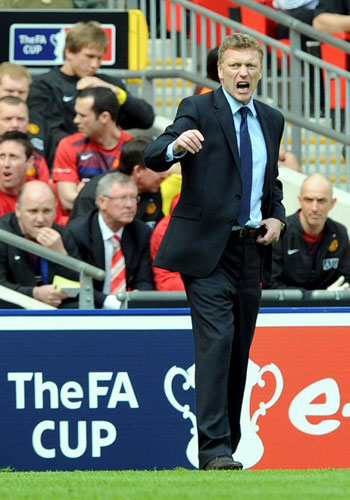 19일(현지시간) 영국 런던 웸블리 스타디움에서 열린 FA컵 4강 맨체스터 유나이티드(이하 맨유)-에버턴 경기,  에버턴 데이비드 모예스 감독이 일어서서 선수들을 독려하고 있는 가운데 맨유 알렉스 퍼거슨 감독이 담담하게 지켜보고 있다. 