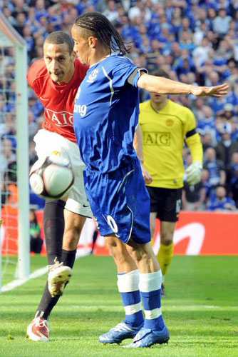 19일(현지시간) 영국 런던 웸블리 스타디움에서 열린 FA컵 4강 맨체스터 유나이티드(이하 맨유)-에버턴 경기, 맨유 리오 퍼디낸드(왼쪽)가 공을 걷어내자 에버턴 스티븐 피에나르가 피하고 있다. 