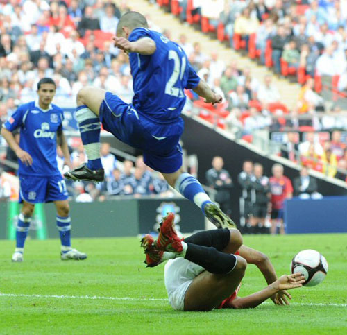 19일(현지시간) 영국 런던 웸블리 스타디움에서 열린 FA컵 4강 맨체스터 유나이티드(이하 맨유)-에버턴 경기,  에버턴 레온 오스만(위)이 맨유 안데르손의 태클을 피해 점프하고 있다. 