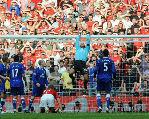 19일(현지시간) 영국 런던 웸블리 스타디움에서 열린 FA컵 4강 맨체스터 유나이티드(이하 맨유)-에버턴 경기, 에버턴 팀 하워드 골키퍼가 맨유 네마냐 비디치의 슛을 막고 있다. 
