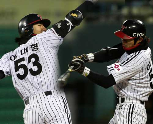 21일 서울 잠실야구장에서 열린 프로야구 LG와 삼성과의 경기 3회말 1사 1루에서 LG 이대형이 동점 투런 홈런을 치고 기뻐하고 있다. 