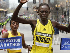 보스턴 마라톤, ‘1초 차이’ 극적 승부 