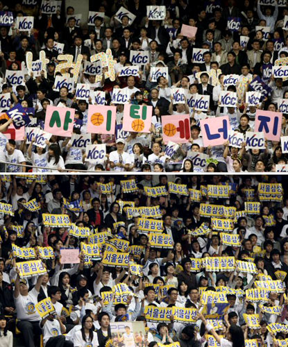 22일 잠실실내체육관에서 열린 프로농구 챔피언결정전 3차전에서 전주 KCC(위)와 서울 삼성 응원단이 열띤 응원전을 펼치고 있다. 