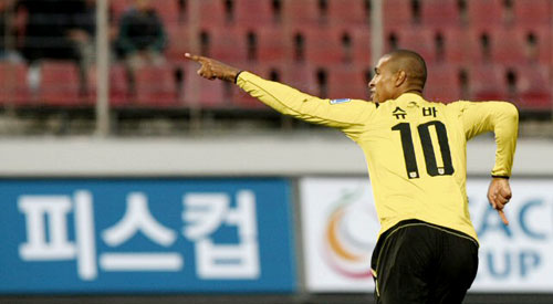 22일 전남 광양전용구장에서 열린 프로축구 K-리그 전남 드래곤즈와 인천 유나이티드와의 경기에서 전남 슈바가 패널티킥을 성공한 뒤 기뻐하고 있다. 