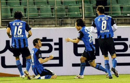 22일 전남 광양전용구장에서 열린 프로축구 K-리그 전남 드래곤즈와 인천 유나이티드와의 경기에서 인천 보르코(왼쪽에서 두번째)가 동점골을 넣고 기뻐하고 있다. 