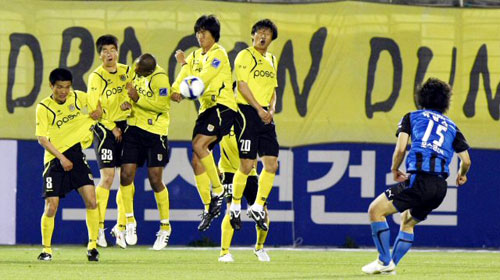 22일 전남 광양전용구장에서 열린 프로축구 K-리그 전남 드래곤즈와 인천 유나이티드와의 경기에서 인천 유병수(맨 오른쪽)가 프리킥을 하자 전남 수비수들이 공을 막기 위해 일제히 점프를 하고 있다. 