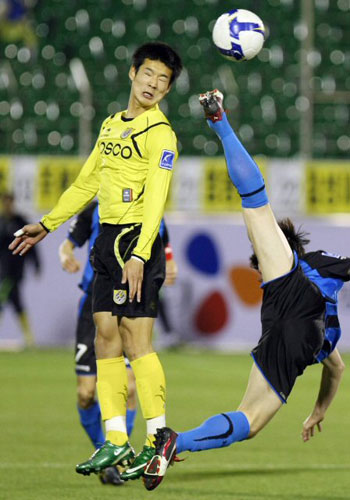 22일 전남 광양전용구장에서 열린 프로축구 K-리그 전남 드래곤즈와 인천 유나이티드와의 경기에서 인천 장원석(오른쪽)이 몸을 날려 전남 이규로와 공을 다투고 있다. 2 