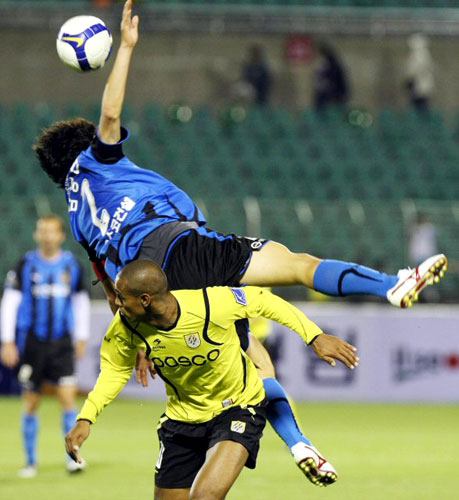 22일 전남 광양전용구장에서 열린 프로축구 K-리그 전남 드래곤즈와 인천 유나이티드와의 경기에서 전남 슈바(아래 노란 유니폼)와 인천 김영빈이 볼 다툼을 하고 있다. 