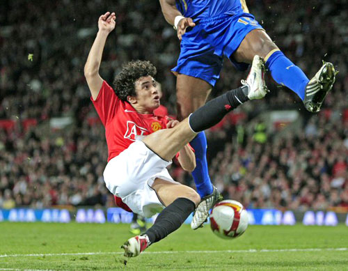 22일(현지시각) 영국 맨체스터 올드트래퍼드에서 열린 2008-2009 프리미어리그 33라운드 맨체스터 유나이티드(이하 맨유)와 포츠머스의 경기에서 맨유의 라파엘(왼쪽)이 슛을 시도했으나 실패했다. 