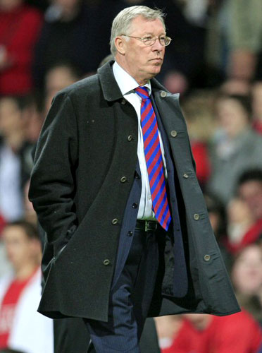 22일(현지시각) 영국 맨체스터 올드트래퍼드에서 열린 2008-2009 프리미어리그 33라운드 맨체스터 유나이티드(이하 맨유)와 포츠머스의 경기에서 맨유의 알렉스 퍼거슨 감독이 경기가 끝난 후 경기장을 떠나고 있다. 