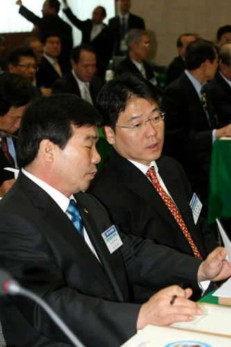 23일 오전 서울 태릉 국제스케이트장 내 대회의실에서 열린 '2009년 대한올림픽위원회(KOC) 임시위원총회'에서 KOC 상임위원들이 대화를 나누고 있다. 