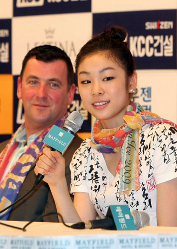 오는 24일부터 열리는 'KCC스위첸 페스타 온 아이스 2009'를 앞두고 23일 오후 서울 메이필드호텔에서 열린 기자회견에서 김연아가 기자들의 질문에 답하고 있다. 