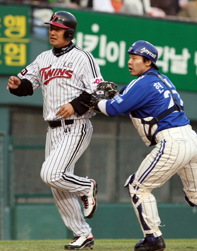 23일 서울 잠실경기장에서 열린 2009 프로야구 LG와 삼성의 경기 1회말 1사 주자3루 LG 페타지니 타석 때 3루주자 LG 안치용이 홈에서 태그아웃되고 있다. 