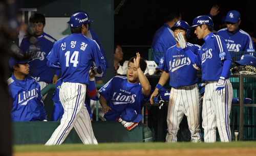 23일 서울 잠실경기장에서 열린 2009 프로야구 LG와 삼성의 경기 6회초 1사 주자만루상황에서 타석에 들어선 삼성 채태인의 역전 2점적시타로 홈을 밟은 신명철이 동료들로부터 축하를 받고 있다. 