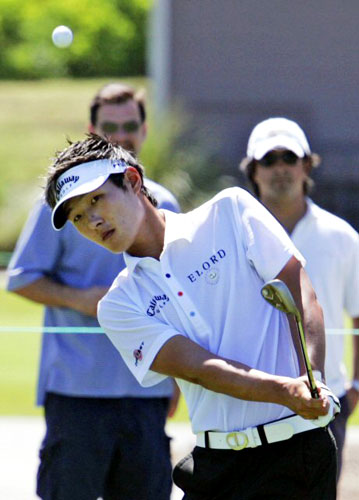 24일(한국시간) 미국 루이지애나주 뉴올리언스 인근 루이지애나TPC(파72.7천341야드)에서 열린 PGA 투어 취리히클래식 1라운드에서 뉴질랜드 한국계 아마추어 골퍼 이진명(대니 리)이 칩샷하고 있다. 