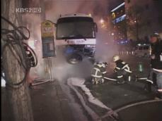 관광버스가 승용차 9대 추돌…7명 사망 