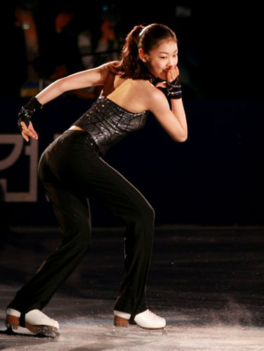 피겨퀸 김연아가 24일 경기도 고양시 킨텍스에서 열린 KCC스위첸 페스타온아이스2009에서 섹시한 댄스를 보여주고 있다. 