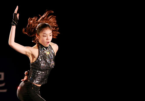 피겨퀸 김연아가 24일 경기도 고양시 킨텍스에서 열린 KCC스위첸 페스타온아이스2009에서 섹시한 댄스를 보여주며 강렬한 표정을 짓고 있다. 