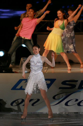피겨퀸 김연아가 24일 경기도 고양시 킨텍스에서 열린 KCC스위첸 페스타온아이스2009에서 '맘마미아'에 맞춰 동료들과 춤추고 있다. 