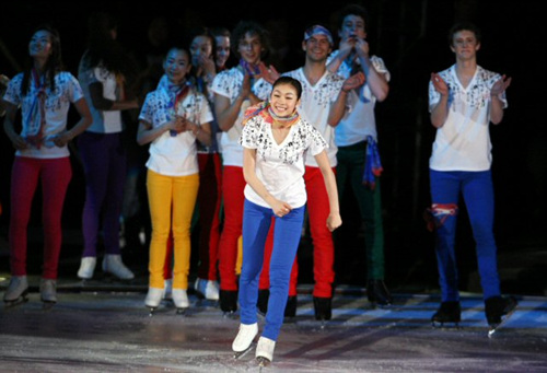 24일 오후 일산킨텍스에서 열린 '페스타 온 아이스 2009'에서 피겨퀸 김연아와 참가선수들이 피날레 공연을 하고 있다. 