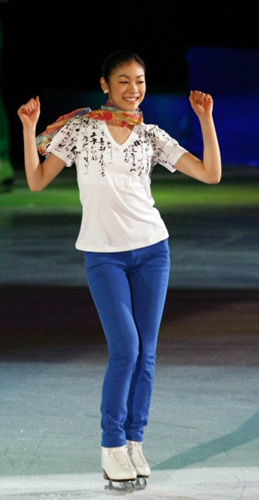 24일 오후 일산킨텍스에서 열린 '페스타 온 아이스 2009'에서 피겨퀸 김연아가 피날레 연기를 하고 있다. 