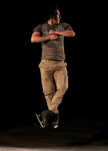 24일 오후 고양시 킨텍스에서 열린 '페스타 온 아이스 2009'에서 올해 세계선수권대회 남자 싱글 준우승을 차지한 패트릭 챈(캐나다)이 점프 연기를 펼치고 있다. 