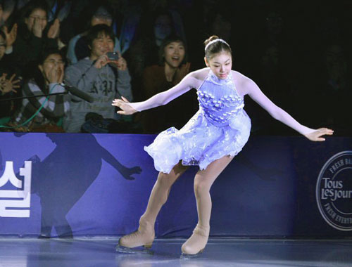 피겨퀸 김연아가 24일 경기도 고양시 킨텍스에서 열린 KCC스위첸 페스타온아이스2009에서 환상적인 연기를 보여주자 팬들이 환호하고 있다. 