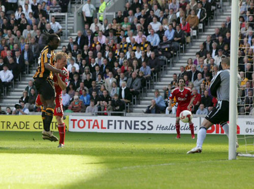 26일 KC 스타디움에서 열린 헐 시티 대 리버풀의 2008-2009 프리미어리그 34라운드 경기에서 후반 리버풀 공격수 디르크 카이트가 슛을 시도하고 있다. 리버풀은 디르크 카이트의 연속골에 힘입어 헐시티를 3-1로 제압했다. 
