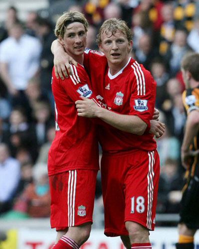 26일 KC 스타디움에서 열린 헐 시티 대 리버풀의 2008-2009 프리미어리그 34라운드 경기에서 리버풀 디르크 카이트(오른쪽)이 팀의 3번째 골을 성공하고 동료 토레스와 축하의 포옹을 하고 있다. 